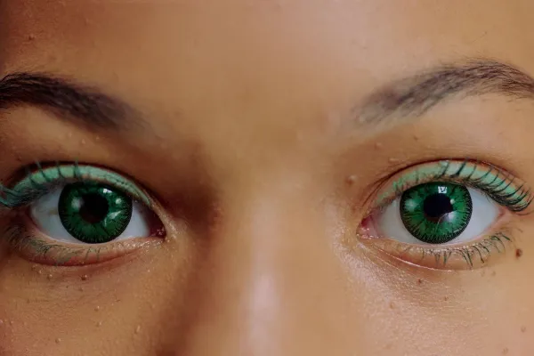 Want to Wear Contacts with Make-Up? Here’s How to Do it Right